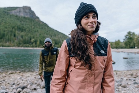 La giacca Antora, tra le punte di diamante della collezione The North Face Rainwear per la primavera 2022 La giacca Antora, tra le punte di diamante della collezione The North Face Rainwear per la primavera 2022
