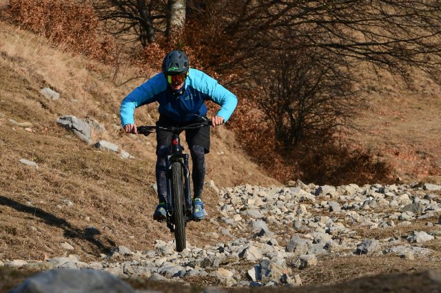 eBike Brinke X6R Race foto in azione in discesa su pietraia