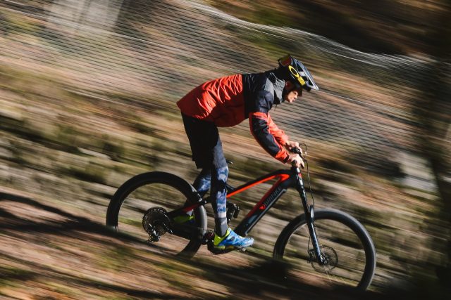 eBike Brinke X6R Race foto in azione in discesa nel bosco