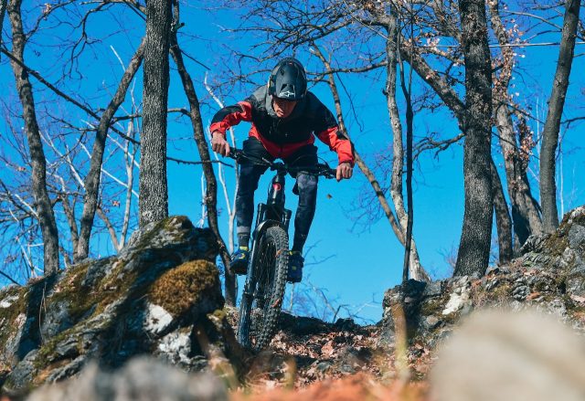 eBike Brinke X6R Race foto movimento in discesa fra le pietre