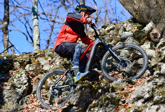 eBike Brinke X6R Race foto movimento in salita fra le pietre
