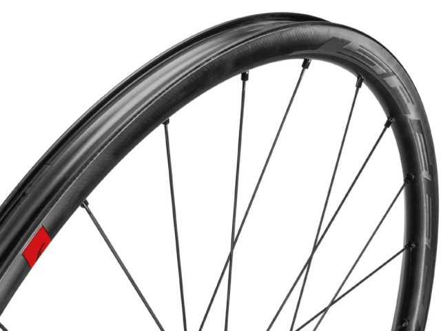 ruote da bici fulcrum speed 25 particolare cerchio