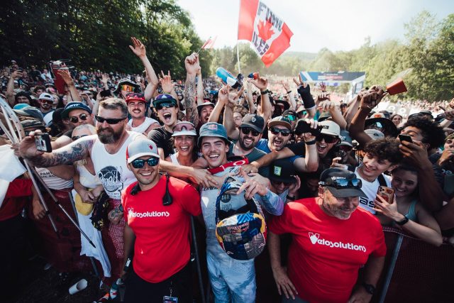 World Cup DH Mont-Sainte-Anne 2022 - Finn Iles festa