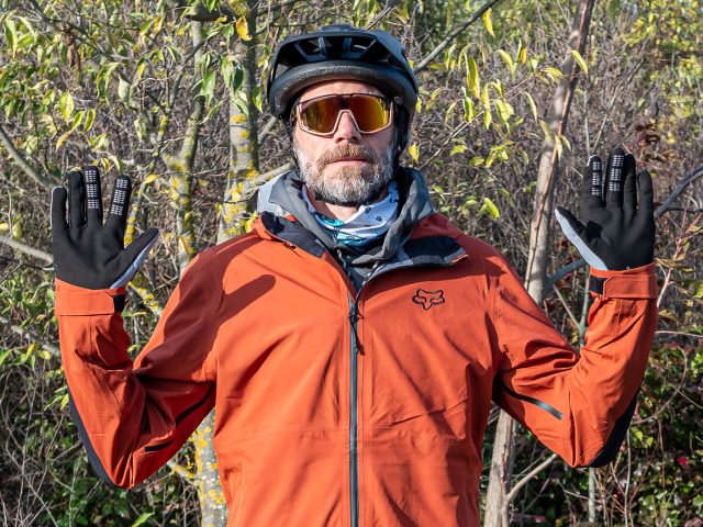 Fox abbigliamento MTB invernale 22 - lifestyle guanti 01