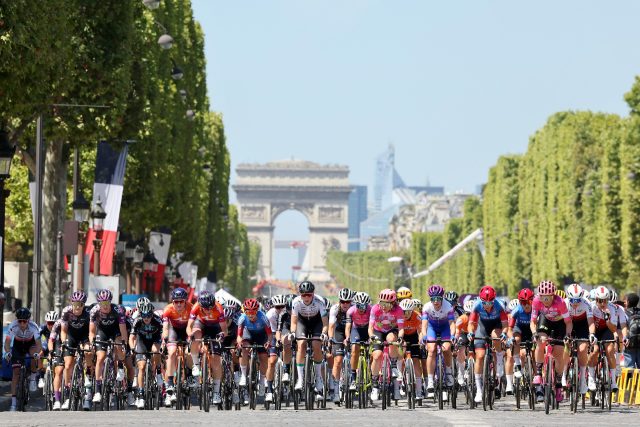 gruppo delle ragazze al tour de france sugli champs elysee