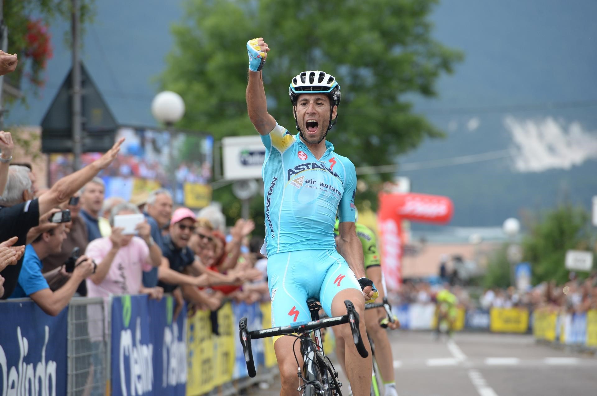 vincenzo nibali campione italiano ciclismo 2014 a braccia alzate sul traguardo