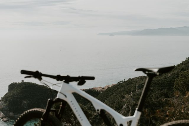 speciale bike test 2023 - località protagonista finale ligure - panorama manie