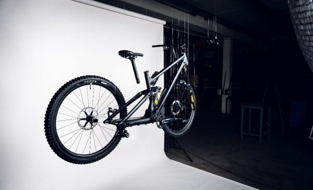Lines - video dirt jump Onza - lifestyle 01