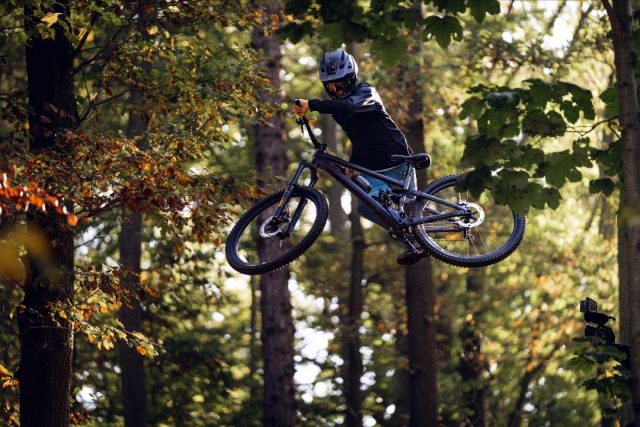 Lines - video dirt jump Onza - action