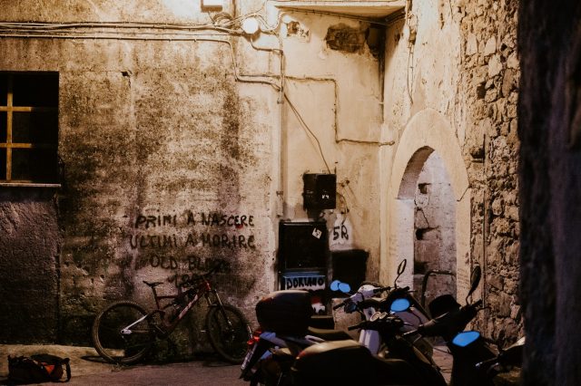 speciale bike test 2023 - località protagonista finale ligure - finalborgo mura