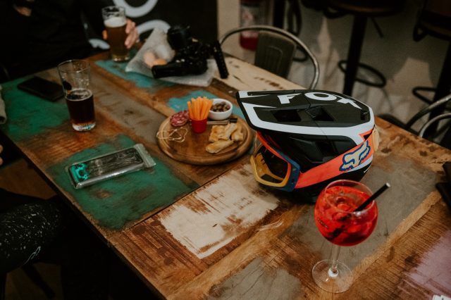 Speciale Bike Test 2023 - Follia nel metodo - 08 backstage aperitivo Riviera Outdoor