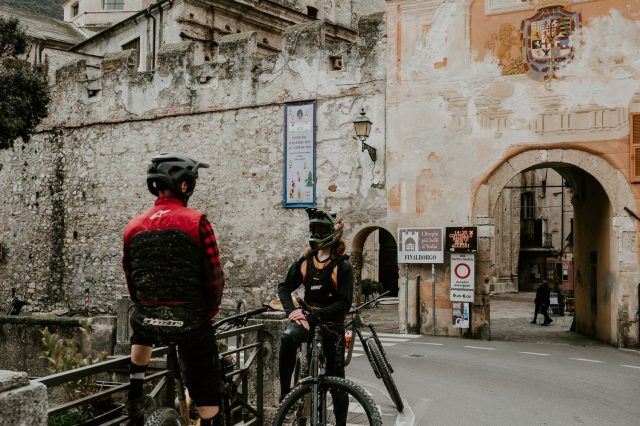 speciale bike test 2023 - località protagonista finale ligure - finalborgo porta reale