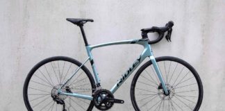 bici da strada ridley feniz disc foto bici appoggiata al muro