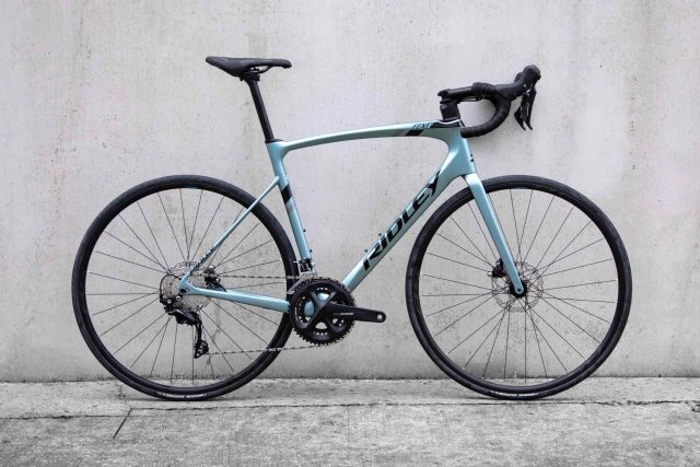 bici da strada ridley feniz disc foto bici appoggiata al muro