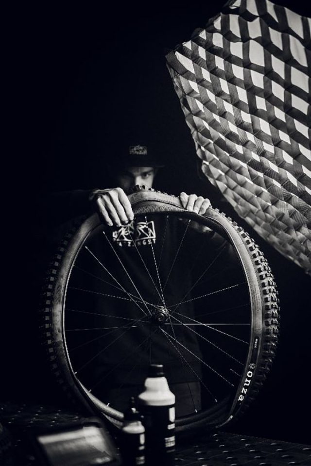 Lines - video dirt jump Onza - lifestyle 02