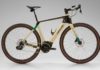 bici elettrica cipollini fybra, foto statica in studio vista laterale