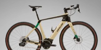 bici elettrica cipollini fybra, foto statica in studio vista laterale