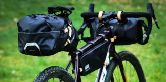 borse da bici givi montate su bici gravel Felt, foto statica su prato