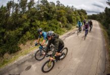 gruppo di ciclisti con bici gravel sul percorso di grinduro italia