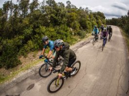 gruppo di ciclisti con bici gravel sul percorso di grinduro italia