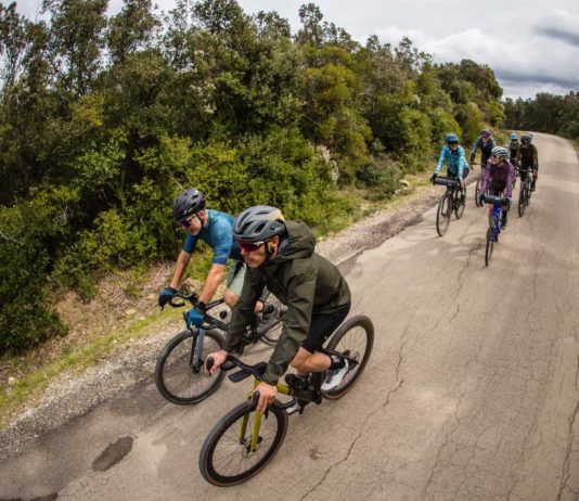 gruppo di ciclisti con bici gravel sul percorso di grinduro italia