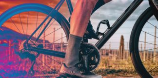 nuova trasmissione shimano 105 meccanica 12 velocità, foto laterale in azione