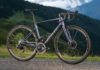 giant defy 2024 foto statica su strada di montagna
