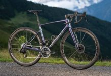 giant defy 2024 foto statica su strada di montagna