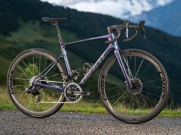 giant defy 2024 foto statica su strada di montagna