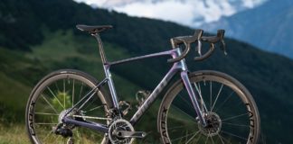 giant defy 2024 foto statica su strada di montagna