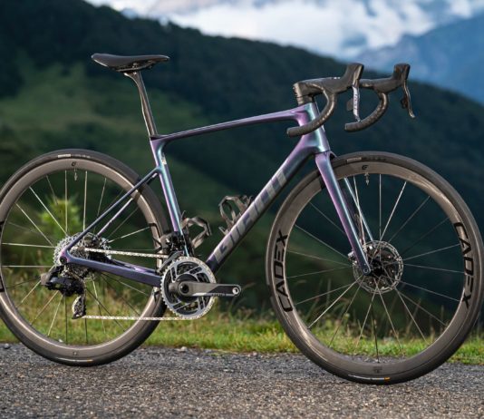 giant defy 2024 foto statica su strada di montagna